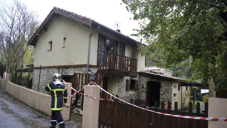 Un pompier devant la maison calcinée de Digne-les-Bains où deux de ses collègues sont morts durant une intervention, le 4 novembre 2012 [Gerard Julien / AFP]