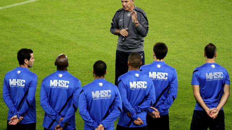 L'entraîneur de Montpellier René Girard (c) s'adressant à ses joueurs à l'entraînement sur la pelouse du stade Karaiskaki à la veille de leur match de C1 contre l'Olympiakos, le 5 novembre 2012. [Angelos Tzortzinis / AFP]