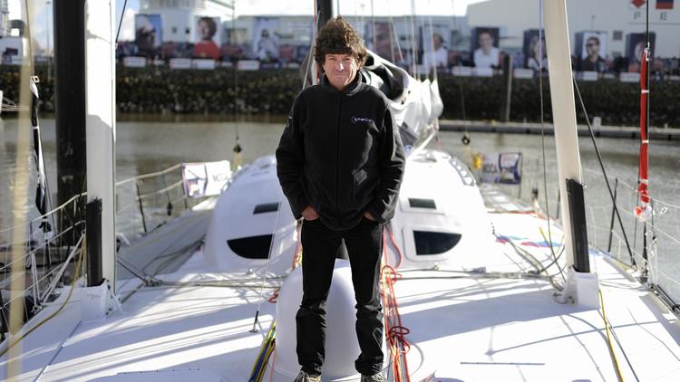 Le skipper français Jean Le Cam à bord de son monocoque "SynerCiel", le 6 novembre 2012 aux Sables d'Olonne [Jean-Sebastien Evrard / AFP/Archives]