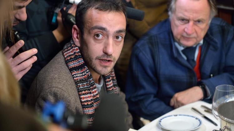 L'écrivain français Jérôme Ferrari, couronné par le prix Goncourt, aux côtés de Régis Debray au restaurant Drouant à Paris, le 7 novembre 2012 [Eric Feferberg / AFP]