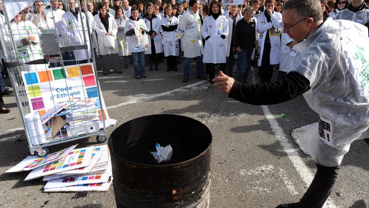 Des employés de Sanofi brûlent des documents pour protester contre un plan de restructuration, le 8 novembre 2012 à Toulouse [Eric Cabanis / AFP]
