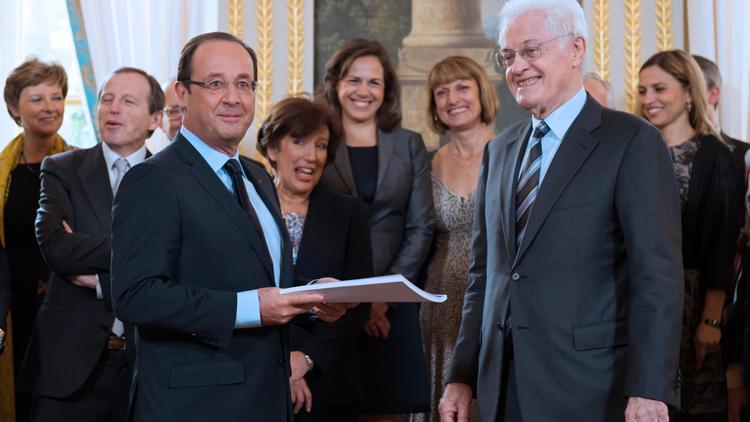 Le président François Hollande reçoit le rapport de Lionel Jospin, le 9 novembre 2012 au palais de l'Elysée [Bertrand Langlois / AFP]