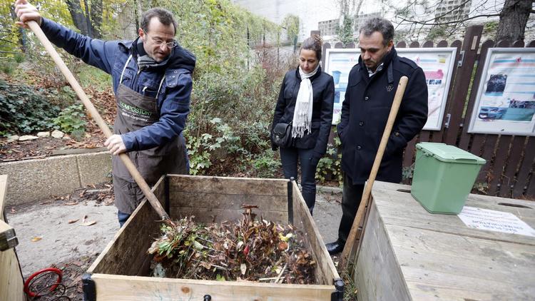 Jean-Jacques Fasquel, "maître-composteur" montre à des Parisiens comment transformer leurs déchets, dans le parc de Reuilly à Paris, le 9 novembre 2012 [Pierre Verdy / AFP]
