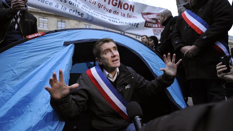 Le maire de Sevran Pascal Gatignon, en grève de la faim devant l'Assemblée nationale à Paris le 9 novembre 2012 [Bertrand Guay / AFP]