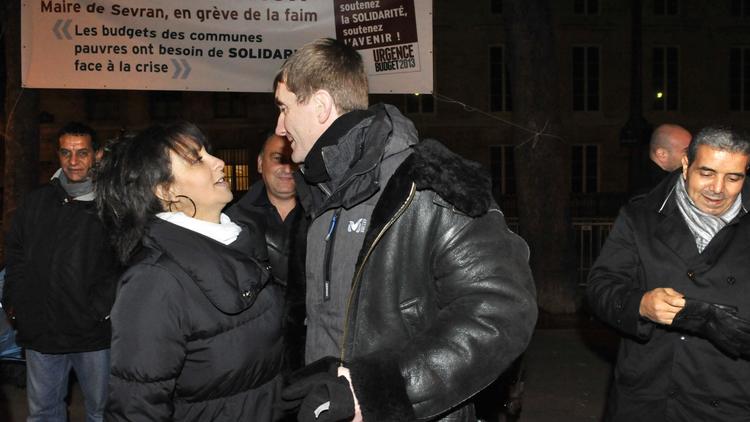 Stéphane Gatignon (C), le maire EELV de Sevran, discute avec des personnes venues le soutenir, le 12 novembre 2012 devant l'Assemblée Nationale à Paris. [Mehdi Fedouach / AFP]