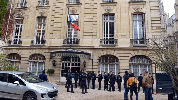 Des policiers bloquent l'entrée du Centre d'analyse stratégique (CAS) pendant son occupation par des mal-logés, le 15 novembre 2012 à Paris [Miguel Medina / AFP]