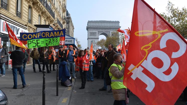 Des salariés manifestent contre un plan prévoyant la suppression de 288 postes, le 15 novembre à Paris [Miguel Medina / AFP]