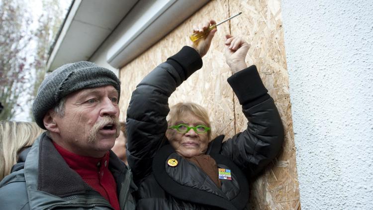 José Bové et Eva Joly s'introduisent dans une maison vouée à la destruction en raison du projet d'aéroport près de Nantes, le 16 novembre 2012 à Grandchamp-des- Fontaines [Jean-Francois Monier / AFP]