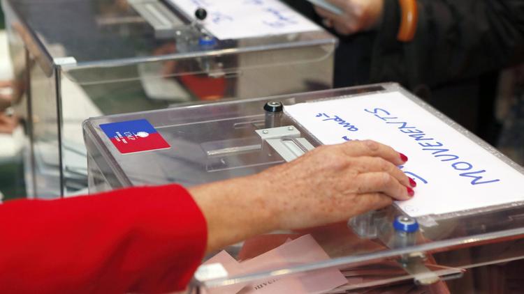 Une personne s'apprête à voter pour élire le président de l'UMP, le 18 novembre 2012 à Paris [Patrick Kovarik / AFP]