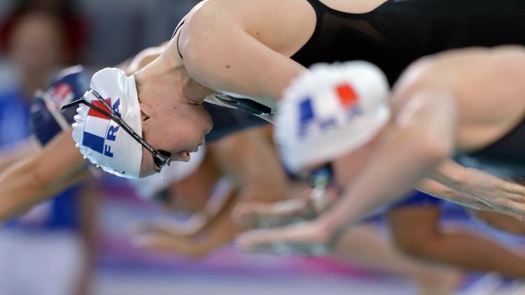 La championne olympique Camille Muffat prend le départ des séries du 200 m nage libre, le 25 novembre 2012, lors des championnats d'Europe en petit bassin à Chartres (France, Eure-et-Loir) [Eric Feferberg / AFP]