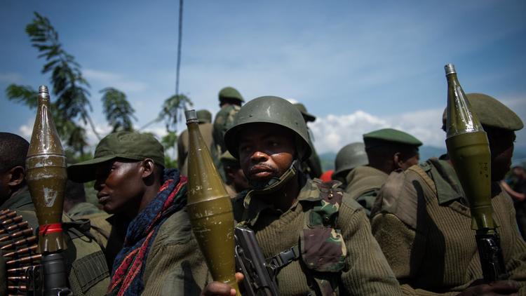 Des soldats de l'armée congolaise, le 26 novembre 2012 à Minova, à 20 kms des positions rebelles, dans l'est de la RDC [Phil Moore / AFP]