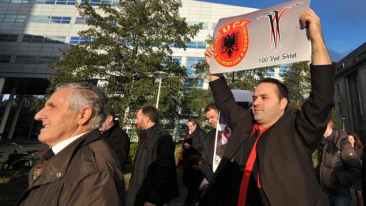 Des partisans de l'Ex-Premier ministre Ramush Haradinaj célèbrent son acquittement, le 29 novembre 2012 à La Haye [Jan Hennop / AFP]