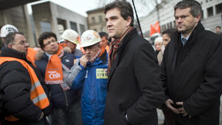 Arnaud Montebourg avec des salariés d'ArcelorMittal le 30 novembre 2012 devant son ministère à Paris [Fred Dufour / AFP]