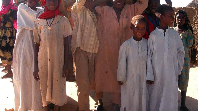 Des enfants faisant partie des 103 présumés orphelins que l'association l'Arche de Zoé avait tenté d'exfiltrer vers la France, le 20 octobre 2008 à Adre, au Tchad [Patrick Fort / AFP/Archives]