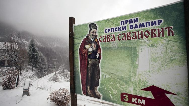 Un panneau indique l'entrée du "village du vampire", Zarozje, en Serbie, le 3 décembre 2012 [Dalibor Danilovic / AFP]
