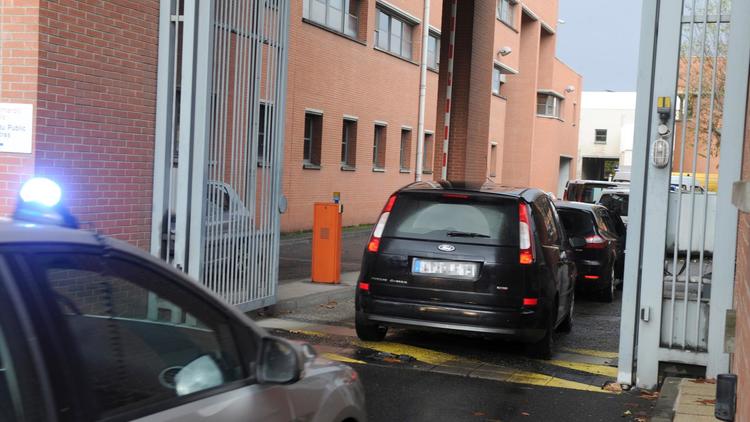 Arrivée le 4 décembre 2012 dans les locaux de la police à Toulouse des véhicules transportant les personnes arrêtées dans le cadre de l'enquête sur l'affaire Merah [Eric Cabanis / AFP]