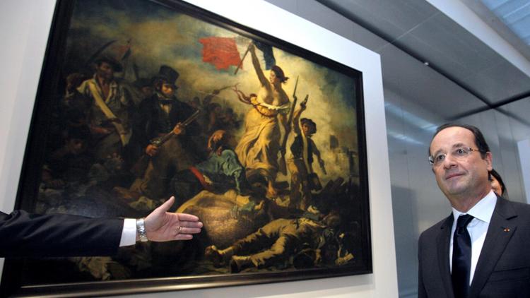 François Hollande devant le tableau "La liberté guidant le peuple" d'Eugène Delacroix le 4 décembre 2012 lors de l'inauguration du Musée Louvre-Lens [Michel Spingler / Pool/AFP]