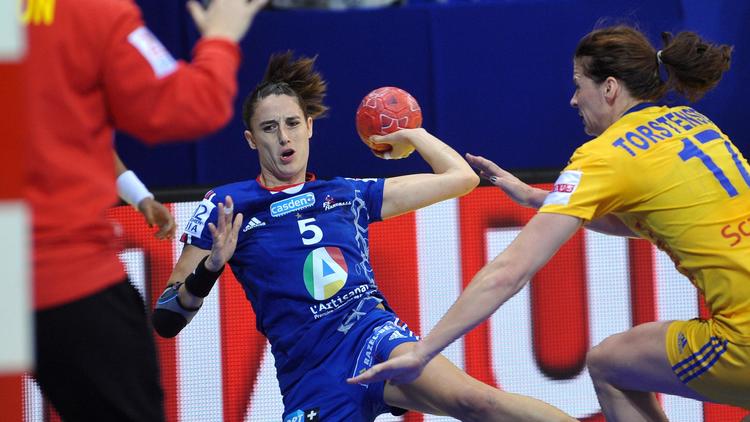 L'internationale française Camille Ayglon (c) à la lutte avec la Suédoise Linnea Torstensson (d) lors de l'Euro-2012 de handball, le 8 décembre à Nis (Serbie) [Andrej Isakovic / AFP]