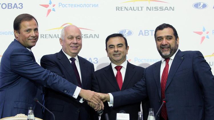 Carlos Ghosn (3e g) et des responsables russes lors de la signature de l'accord entre Nissan-Renault et Avtovaz, le 12 décembre 2012 à Moscou [ / AFP]