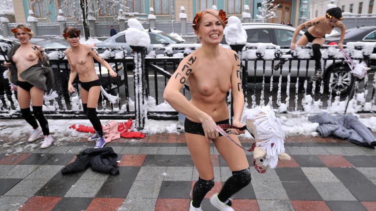 Des militants féministes du groupe Femen manifestent devant le Parlement ukrainien, à Kiev le 12 décembre 2012 [Genya Savilov / AFP]