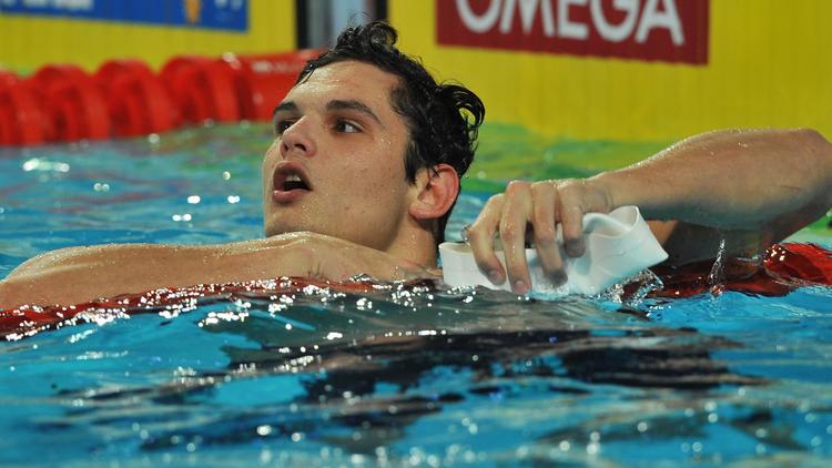 Florent Manaudou se repose après la demi-finale du 50 m libre, le 13 décembre 2012 aux Mondiaux-2012 en petit bassin à Istanbul. [Bulent Kilic / AFP]