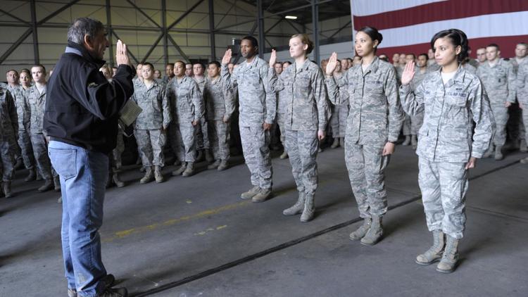 Le secrétaire américain à la Défense, Leon Panetta, lors de sa visite à la base aérienne turque de Incirlik, le 14 décembre 2012 [Susan Walsh / Pool/AFP]