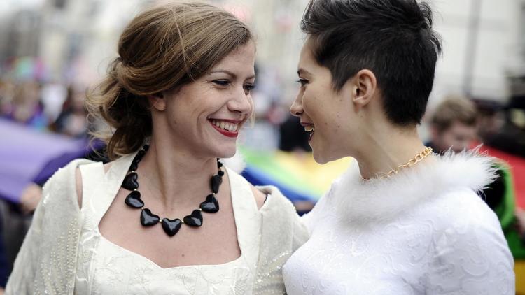 Deux femmes manifestent à Paris le 16 décembre 2012 pour le droit au mariage et à l'adoption par les couples homosexuels [Lionel Bonaventure / AFP]