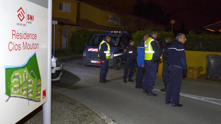 Des policiers devant le lieu du drame familial, le 17 décembre 2012 à Salon-de-Provence (Bouches-du-Rhône) [Boris Horvat / AFP]