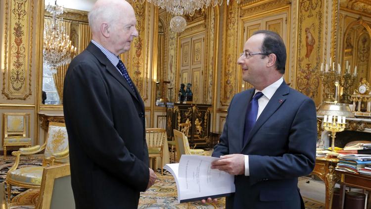 Le professeur Didier Sicard remet son rapport sur la fin de vie à François Hollande, le 18 décembre 2012 à l'Elysée à Paris [Benoit Tessier / Pool/AFP]