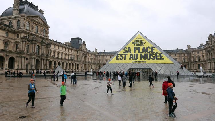 Une banderole anti-aéroport Notre-Dame-des-Landes déployée sur la pyramide du Louvre, à Paris, le 20 décembre 2012 [Thomas Samson / AFP]