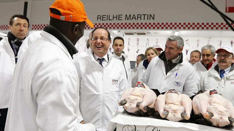François Hollande discute avec des employés à Rungis, le 27 décembre 2012