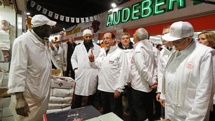 François Hollande salue des employés au marché de Rungis, le 27 décembre 2012 [Benoit Tessier / POOL/AFP]