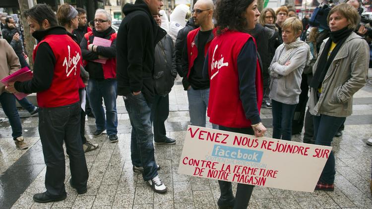 Des salariés de Virgin manifestent devant le magasin des Champs-Elysées, le 4 janvier 2013 [Lionel Bonaventure / AFP/Archives]