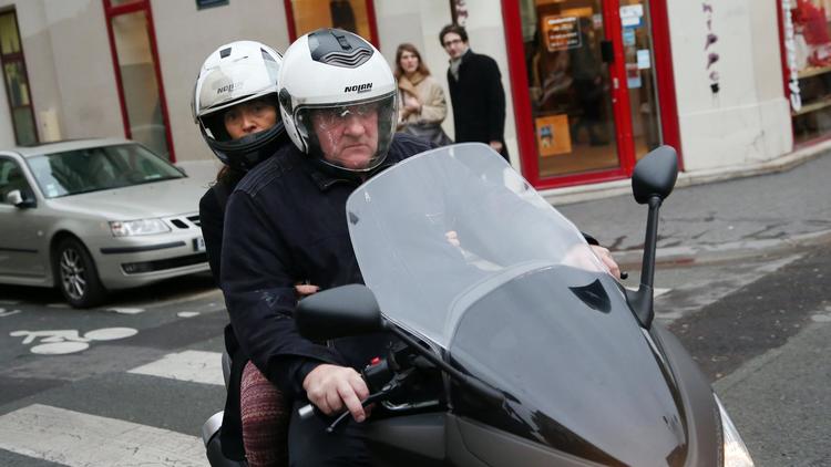 Gérard Depardieu sur son scooter est photographié à son arrivée à son domicile parisien, le 4 janvier 2013 [Thomas Samson / AFP]