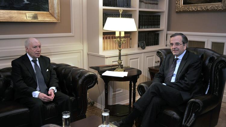 L'envoyé spécial des Nations Unies Matthew Nimetz (g) et le Premier ministre grec Antonis Samaras (d) à Athènes, le 9 janvier 2013 [Louisa Gouliamaki / AFP]
