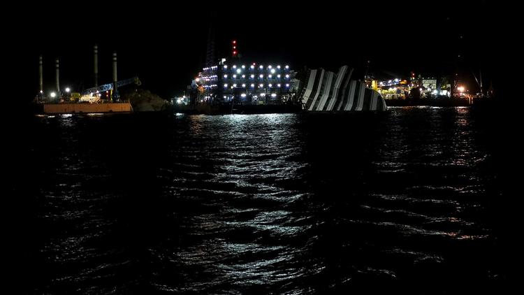 L'épave du Costa Concordia, le 13 janvier 2013, un an après son naufrage devant l'île du Giglio en Italie [Alberto Pizzoli / AFP]