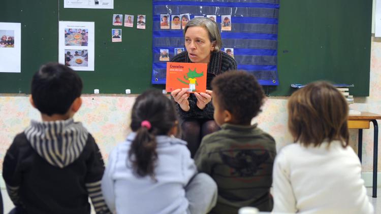 L'institutrice Monique Revel montre un livre à ses élèves de deux ans, dans une maternelle à Firmi, dans le sud de la France, le 14 janvier 2013 [Eric Cabanis / AFP]