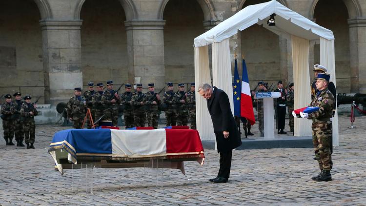 Le Premier ministre Jean-Marc Ayrault rend un hommage national au chef de bataillon Damien Boiteux, "mort pour la France" au Mali, le 15 janvier 2013 à Paris [Jacques Demarthon / AFP]