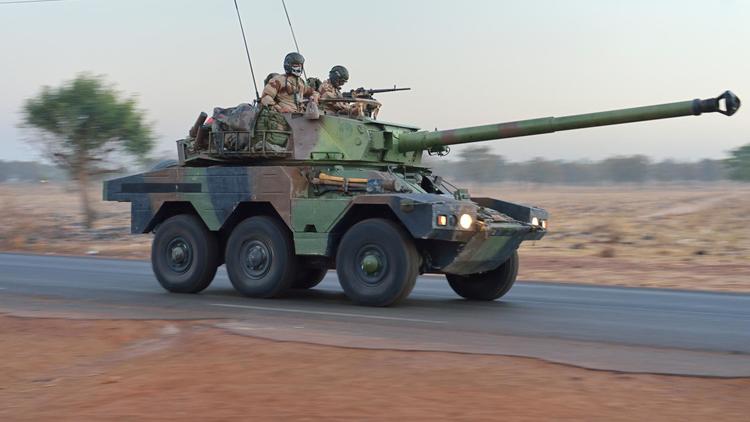 Un tank de l'armée française en route vers le nord du Mali dans le cadre de l'opération "Serval", le 15 janvier 2013 [Eric Feferberg / AFP]