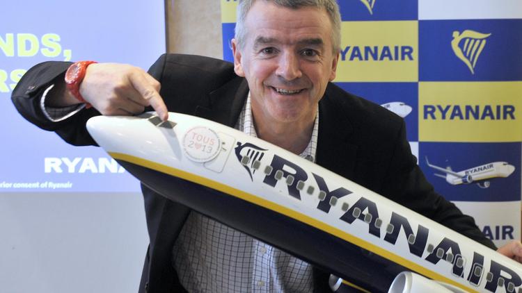 Le PDG de Ryanair Michael O'Leary pose avec une maquette d'un avion aux couleurs de sa compagnie et décoré du logo de Marseille capitale culturelle , le 16 janvier 2013 à l'aéroport de Marseille-Provence [Gerard Julien / AFP]