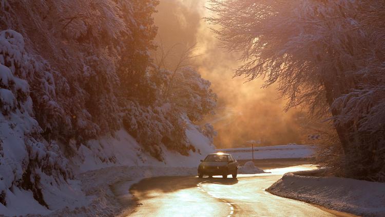 Une route enneigée près de Bocognano, en Corse, le 17 janvier 2013