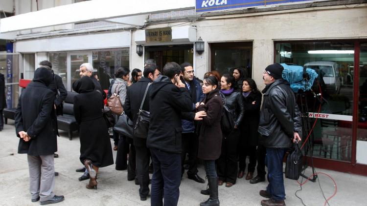 Des personnes attendent le 18 janvier 2013 devant les bureaux de l'association des juristes progressistes à Ankara dont plusieurs militants ont été arrêtés [Adem Altan / AFP]
