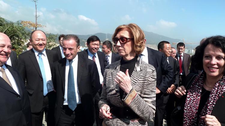 La ministre française du Commerce extérieur Nicole Bricq (C) entourée de memebres de la délégation française et de responsables chinois lors d ela visite du chantier des deux réacteurs nucléaires EPR de Taishan (sud de la  Chine), le 22 janvier 2013. [Ursula Hyzy / AFP]