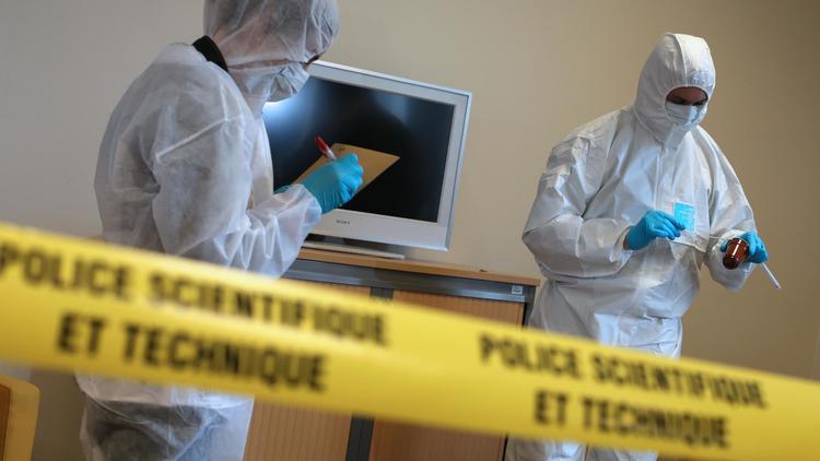 Des experts de la police scientifique et technique au commissariat de Poissy le 25 janvier 2013 [Thomas Samson / AFP]