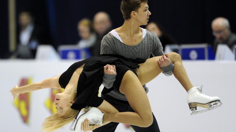Les Russes Ekaterina Bobrova et Dmitri Soloviev lors de leur programme libre à l'Euro de patinage, le 25 juin 2013 à Zagreb. [Attila Kisbenedek / AFP]