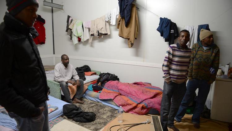 Des dermandeurs d'asile et des réfugiés squattent une ancienne charcuterie à Dijon le 18 janvier 2013 [Philippe Desmazes / AFP]