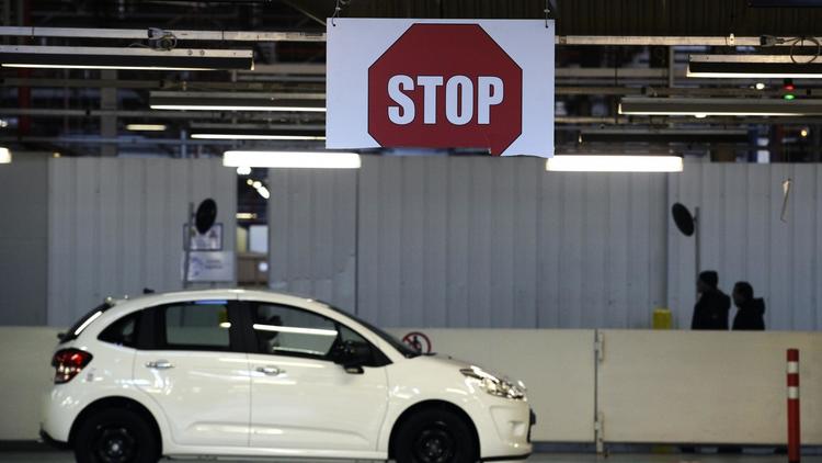 Un panneau stop dans une usine PSA en grève, le 28 janvier 2013 à Aulnay-sous-Bois [Lionel Bonaventure / AFP]