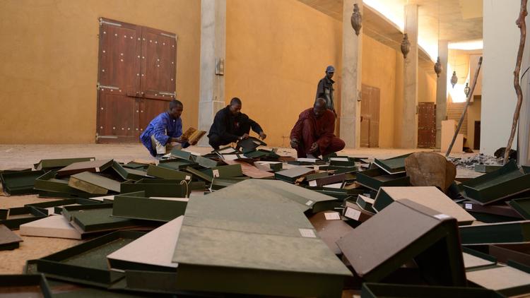 Des hommes à la recherche d'anciens manuscrits au centre de documentation de Tombouctou au Mali, le 29 janvier 2013 [Eric Feferberg / AFP]