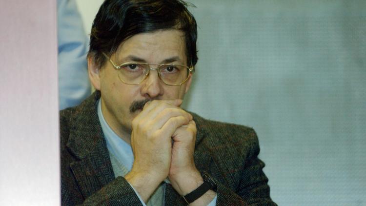 Le meurtrier pédophile Marc Dutroux lors de son procès à Arlon, en Belgique, le 22 avril 2004
