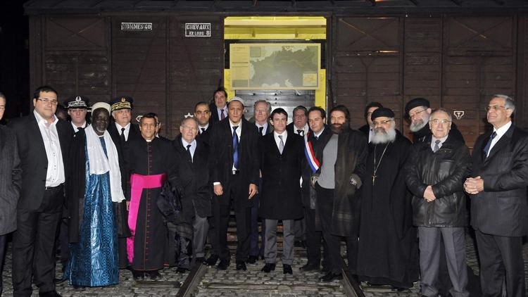Manuel Valls (c), l'imam de Drancy Hassen Chalghoumi (à la droite du ministre) et d'autres responsables religieux posent devant le memorial de la Shoah à Drancy, le 4 février 2013 [Mehdi Fedouach / AFP]